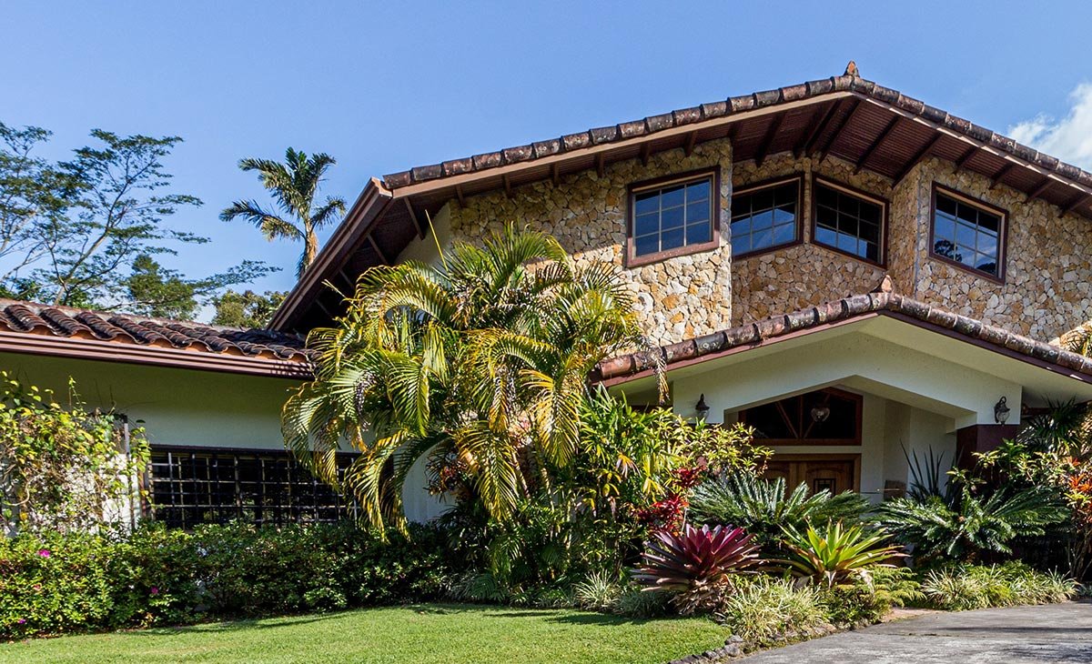 casa de dos pisos con jardin