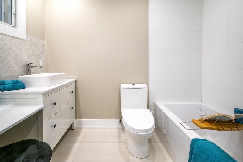 baño moderno en interior con marmol