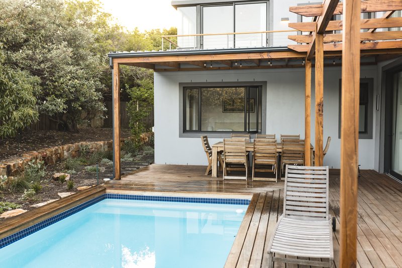 casa de dos pisos con alberca en patio trasero en puebla